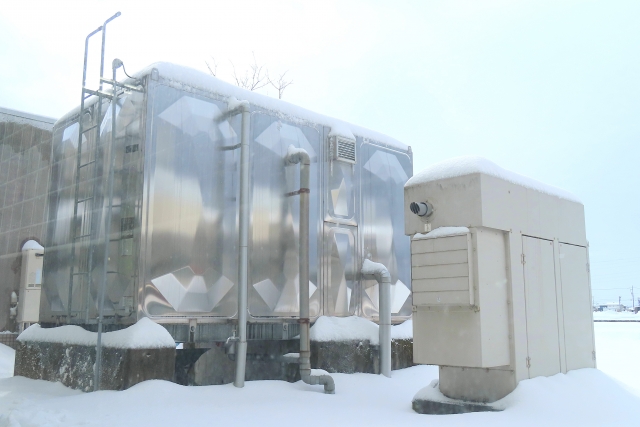 建築物と工作物の違いのイメージ（配管・機器・架台など）
