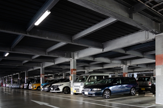 商業施設と立体駐車場のイメージ