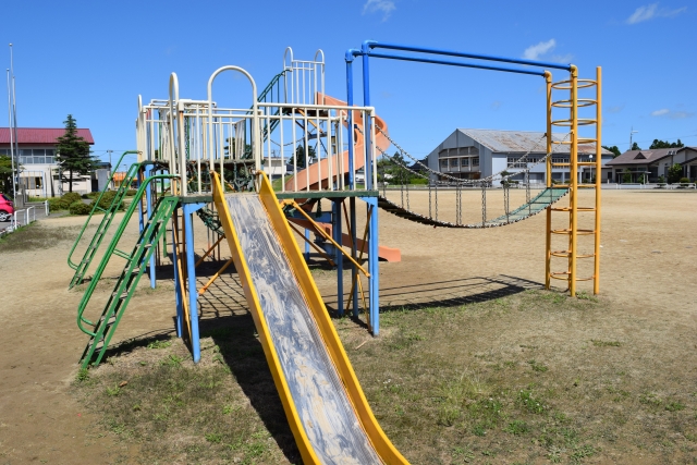 学校施設の渡り廊下や遊具など“工作物”を含む石綿調査のイメージ