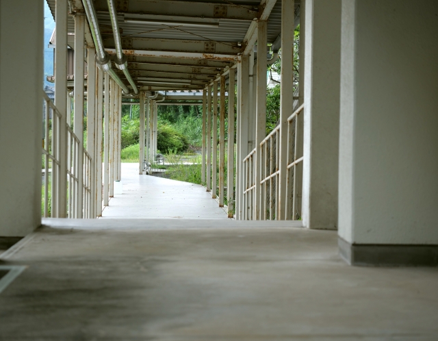 学校の体育館と渡り廊下のイメージ