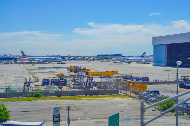 空港の滑走路と照明設備のイメージ