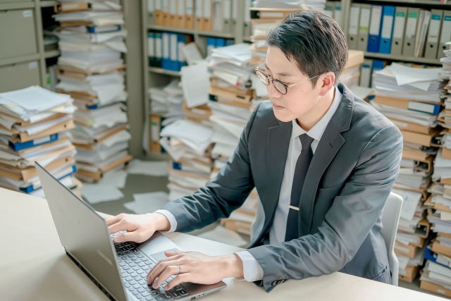 属人化が起きる構造を示す図解イメージ