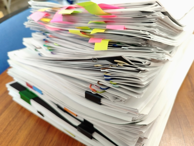 資料が散在するイメージ